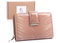 Jennifer Jones Beige women's feathered lacquered wallet