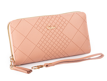 Pastelowo-różowy portfel damski kopertowy z geometrycznym wzorem