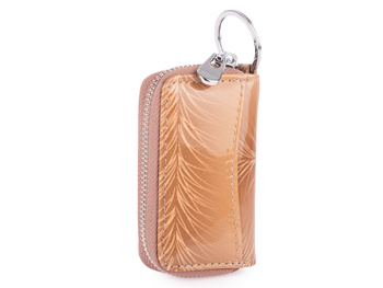 Lakierowane etui na kllucze damskie jasnobeżowe skórzane z wzorkiem w piórka