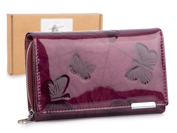 Duży portfel damski lakierowany w kolorze fioletowym z tłoczeniem w motylki.