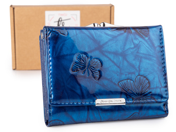 Pojemny niebieski portfel damski lakierowany w motylki zapinany na bigiel i zatrzask RFID