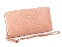 Pastelowo-różowy portfel damski kopertowy z geometrycznym wzorem